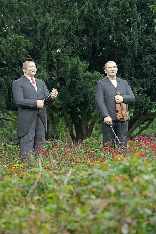 Sculptures and memorial to conductor Fritz bush and violinist Adolf bush by Christel Lechner 2017, everyday people, standing, two, conductor's baton, conductor's baton, baton, suit, violin, bow, musician, castle park, Siegen, Siegerland, North Rhine-Westphalia, Germany, Europe