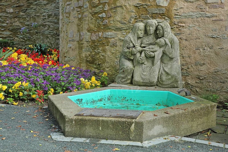 Rubens Fountain by Hermann Kuhmichel 1935, sculpture, three, woman, mother, stone, infant, carry, arm, protect, care, Rubens, fountain, castle park, Siegen, Siegerland, North Rhine-Westphalia, Germany, Europe