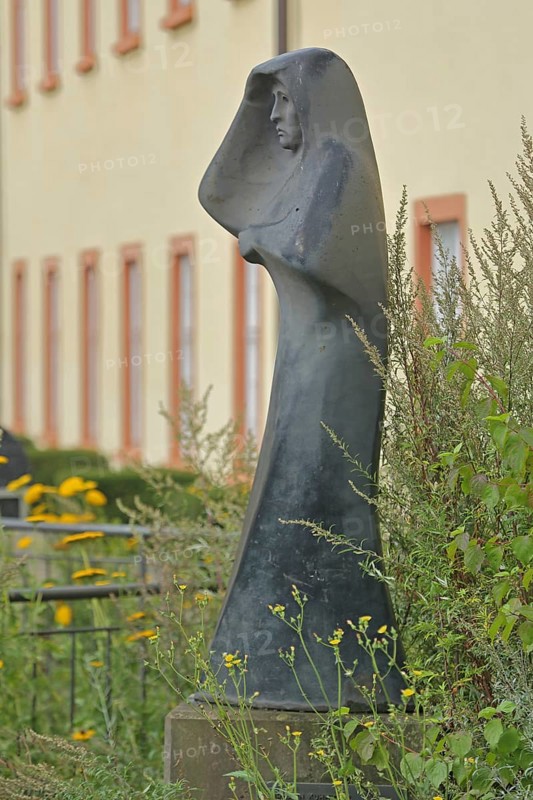Sculpture Die Ausschauende by Hermann Kuhmichel 1959, woman, bronze, look, look, look, arm, top, hood, bronze, garment, modern art, Lower Castle, Siegen, Siegerland, North Rhine-Westphalia, Germany, Europe