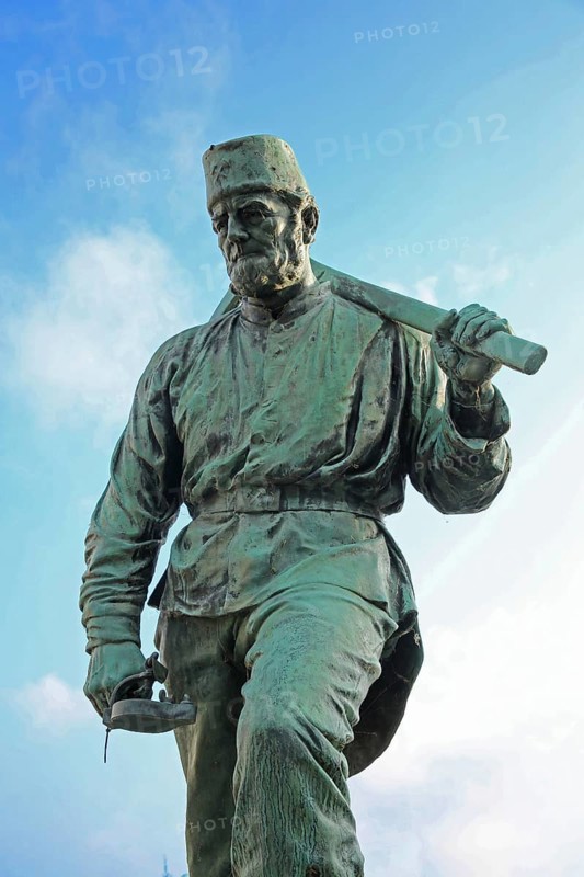 Miner Henner with pickaxe by Friedrich Reusch 1902, symbol for miner in mining, mine, worker, miner, pick, pick, pickaxe, tool, bronze verdigris, detail, work, shoulder, carry, hand, Henner and Frieder, Siegen, Siegerland, North Rhine-Westphalia, Germany, Europe