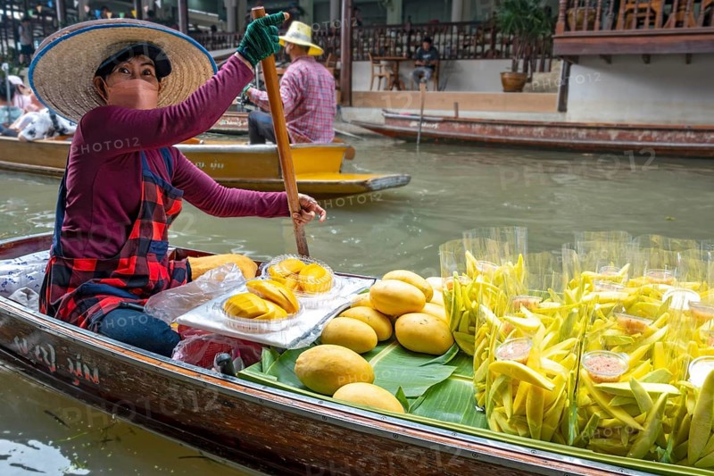 Fruit vendor at Damnoen Saduak Floating Market near Bangkok, Thailand, Asia