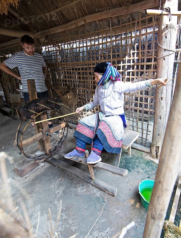 Vietnamese woman from the Hmong minority making linen, Lung Tam linen weaving mill, Ha Giang province, Vietnam, Asia