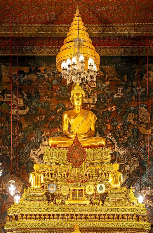 Gilded Buddha statue at the Phra Ubosot ordination hall, Wat Pho complex, Bangkok, Thailand, Asia