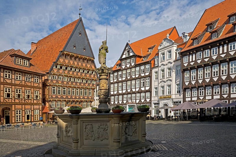 Historic market square with Rolandbrunnen fountain, BÃ¤ckeramtshaus and Knochenhaueramtshaus, Hildesheim, Lower Saxony, Germany, Europe