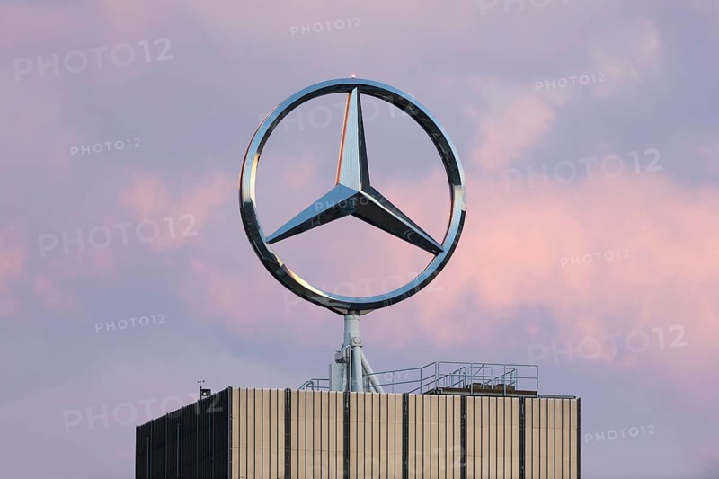 Merdedes star, Daimler, Mercedes-Benz, Group headquarters, evening atmosphere, Stuttgart-Untertürkheim, Baden-Württemberg, Germany, Europe