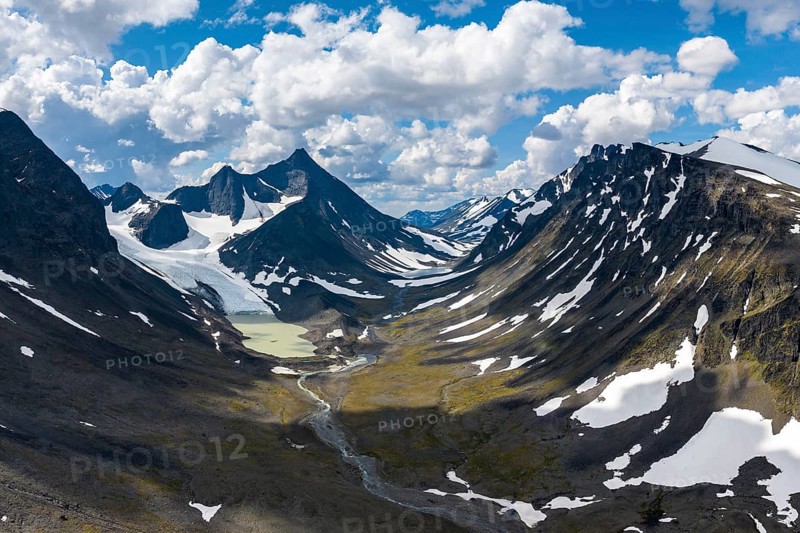 Kaskasavagge valley with Kaskapakte glacier and mountains, Kaskasatjakka mountain, Kuopertjakka and Niibbas, glacial lake with moraine, Gaskkasjohka river, Kebnekaise massif, Lapland, Sweden, Europe
