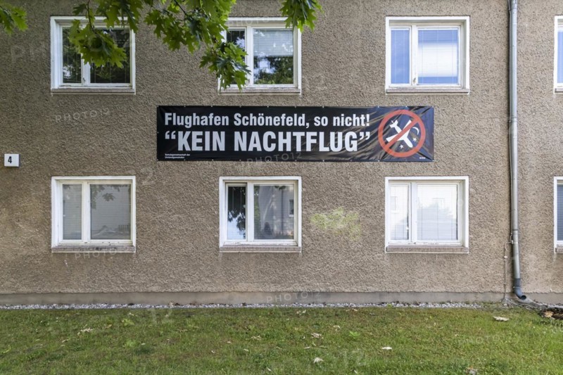 No night flight, protest against aircraft noise at Schönefeld Airport, protest banner at Blankenfelde-Mahlow town hall, Brandenburg, Germany, Europe