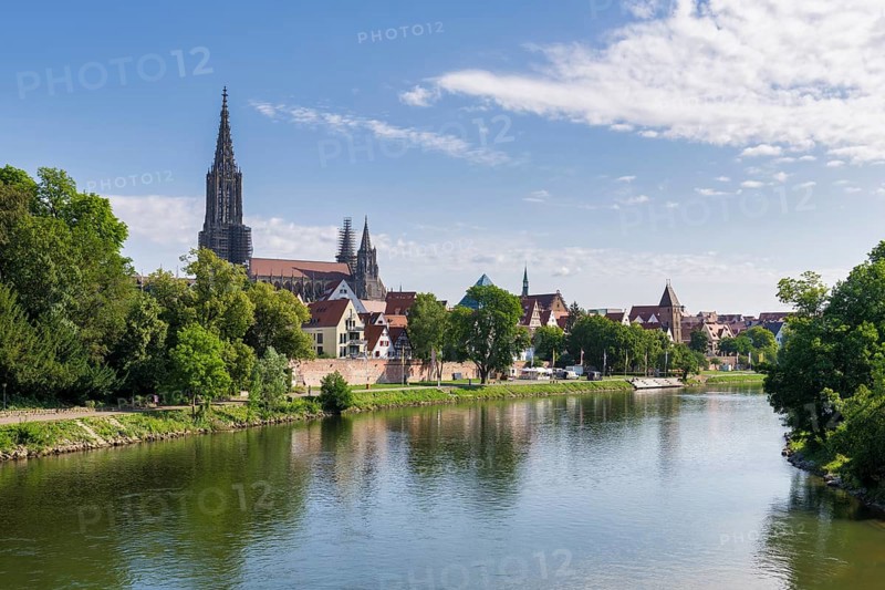 City view, Danube bank with historic old town, fishermens quarter, Metzgerturm and cathedral, Ulm, Baden-Württemberg, Germany, Europe
