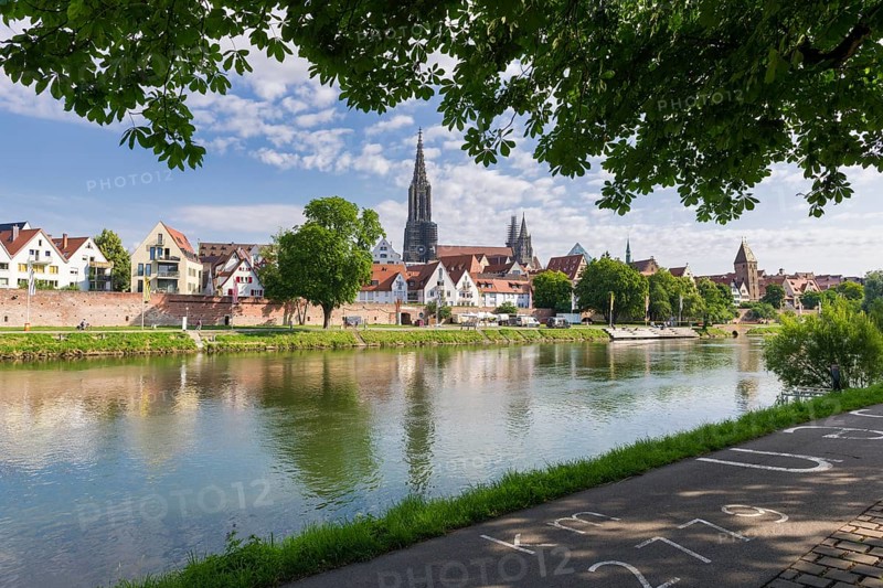 City view, Danube bank with historic old town, fishermen's quarter, butcher's tower and cathedral, cycle path, path, Ulm, Baden-Württemberg, Germany, Europe