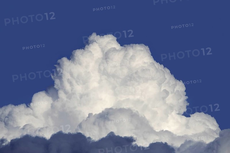 (Cumulus) congestus cloud, towering cumulus developing in the sky, capable of producing severe turbulence and showers of heavy intensity