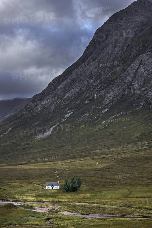 The remote Lagangarbh Hut along River Coupall in front of Buachaille Etive Mor in Glen Coe on a rainy day, Scottish Highlands, Scotland, United Kingdom, Europe