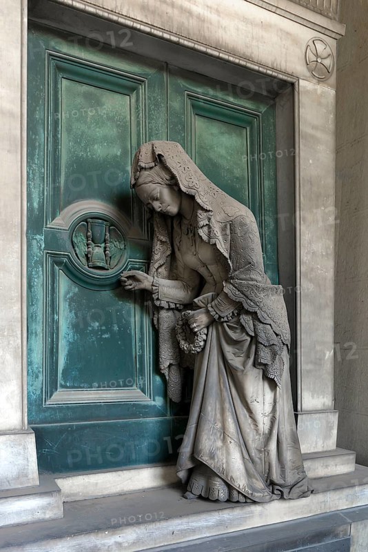 Sculpture of an old woman at a door with an hourglass, Monumental Cemetery, Cimitero monumentale di Staglieno), Genoa, Italy, Europe