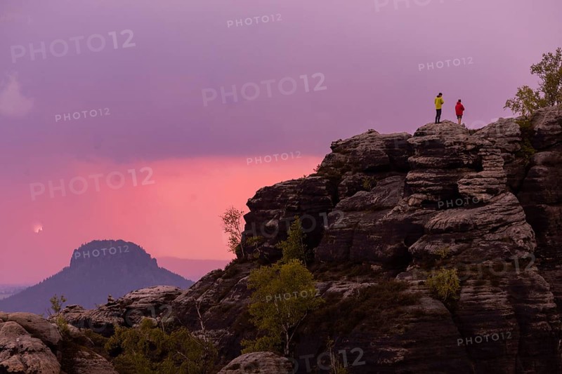 Schrammstein Aussicht in the Elbsandsteingebirge.Leictsinnige Wander clamber around unsecured on the rocks, this often leads to falls with dramatic consequences