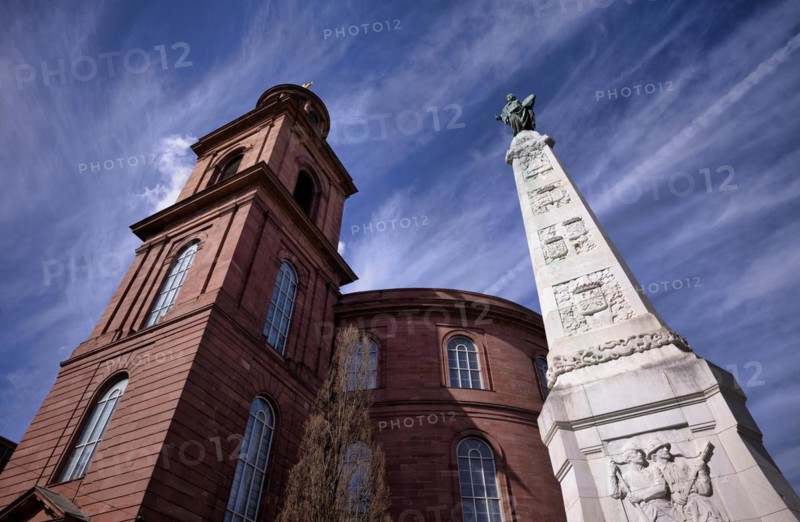 Unity Monument, To the pioneers of German unity, in front of St Paul's Church, St Paul's Square, Frankfurt am Main, Hesse, Germany, Europe