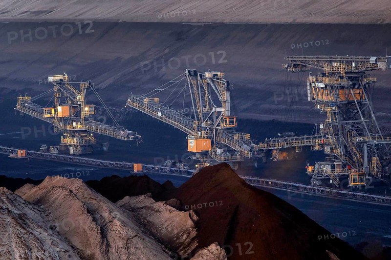 Lignite excavators extract coal in the Welzow open-cast mine, operated by LEAG. The lignite is burnt in the Schwarze Pumpe and JÃ¤nschwalde power plants to generate electricity. The phase-out of coal-fired power generation is to take place by 2038, 11.11.2021