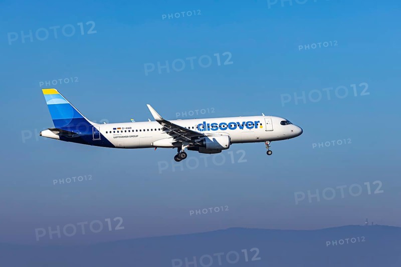 Discover Airlines aircraft with new design on approach, Frankfurt Airport, Fraport Airport. Aircraft registration: D-AIWB, DISCOVER AIRLINES, AIRBUS A320-200, Frankfurt am Main, Hesse, Germany, Europe