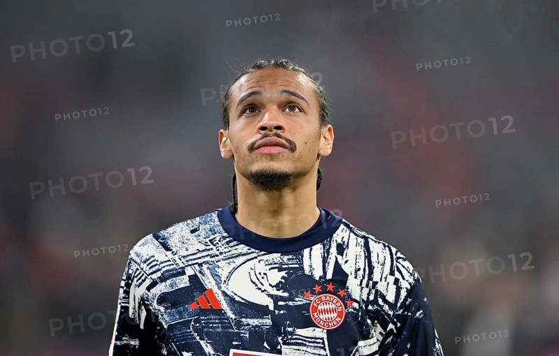 Warm-up training Leroy Sané FC Bayern Munich FCB (10) portrait, looking up, Allianz Arena, Munich, Bavaria, Germany, Europe
