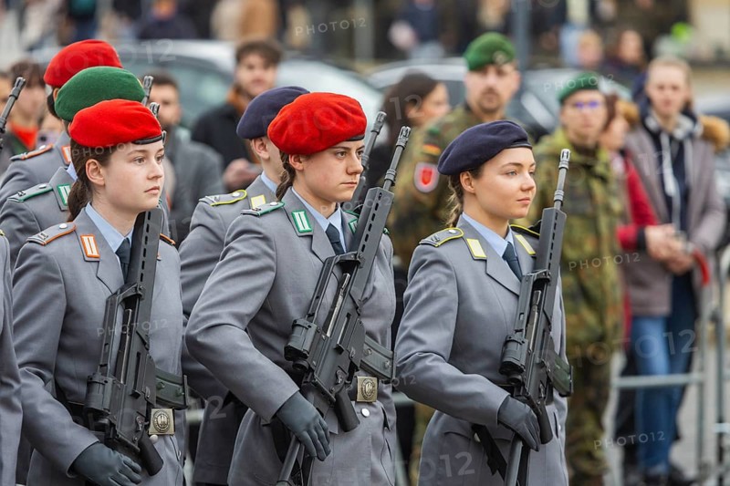 Public roll call of the Army Officers' School on Theatre Square: Bundeswehr honours and bids farewell to young soldiers, Dresden, Saxony, Germany, Europe