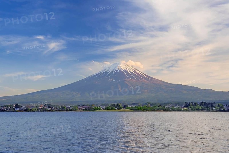 Mount Fuji in spring, active stratovolcano showing volcanic cone seen from across Lake Sh? ji on Japanese island Honsh?, Yamanashi Prefecture, Japan, Asia