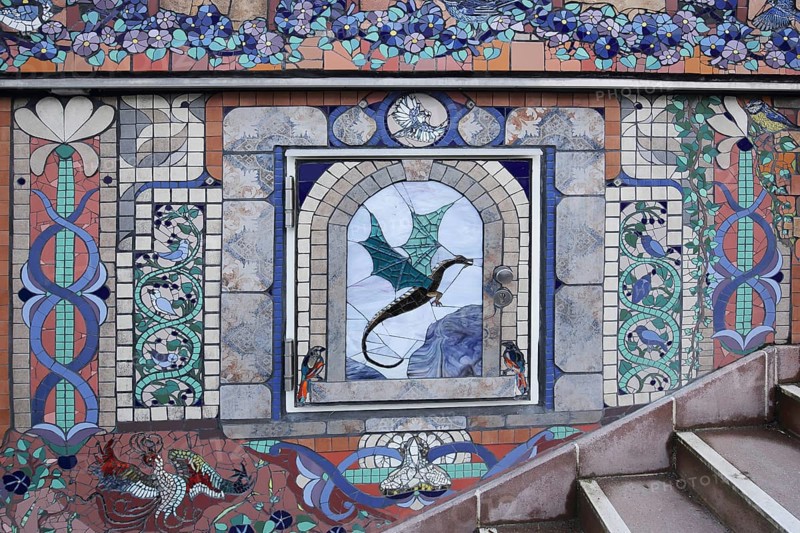 Wall mosaic with kites in flight and bird figures by Isidora Paz Lopez 2019, door, door handle, bird figures, flower figures, handicrafts, tiles, tiles, Lopez, rock stairs, bird stairs, Pirmasens, Palatinate Forest, Rhineland-Palatinate, Germany, Europe
