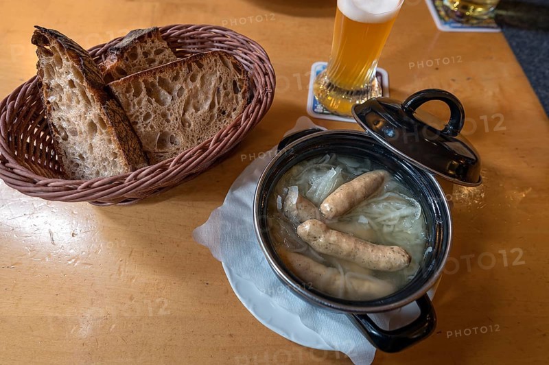 Saure Zipfel, boiled Nuremberg sausages, served with onion in a small pot in a pub, Nuremberg, Middle Franconia, Bavaria, Germany, Europe