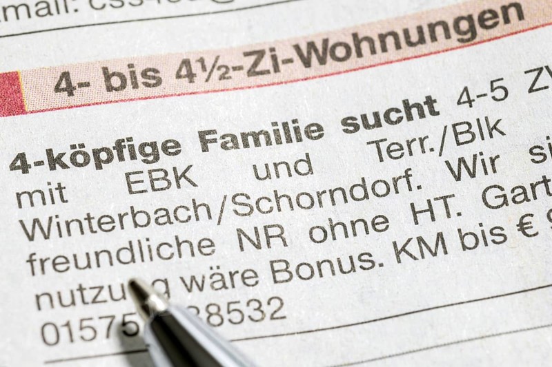 Symbol image for housing shortage, housing advert and highlighter, family, search, Germany, Europe