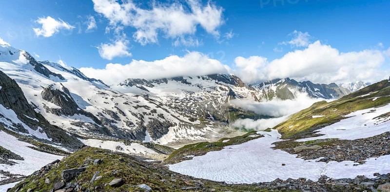 Mountain landscape with snow fields and high fog in the valley, summit Hoher WeiÃŸzint and Hochsteller with glacier Schlegeiskees, summit GroÃŸer Möseler and Furtschaglkees, Berliner Höhenweg, Zillertal Alps, Tyrol, Austria, Europe