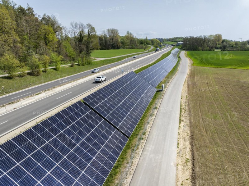 Aerial photo, solar modules, solar park, photovoltaics, power generation from solar energy on a noise barrier on the B33 federal road between Markelfingen and Allensbach, Constance district, Baden-Württemberg, Germany, Europe