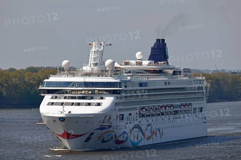 Cruise ship Norwegian Star of the shipping company Norwegian Cruise Line enters the port of Hamburg on the river Elbe, Hamburg. Germany