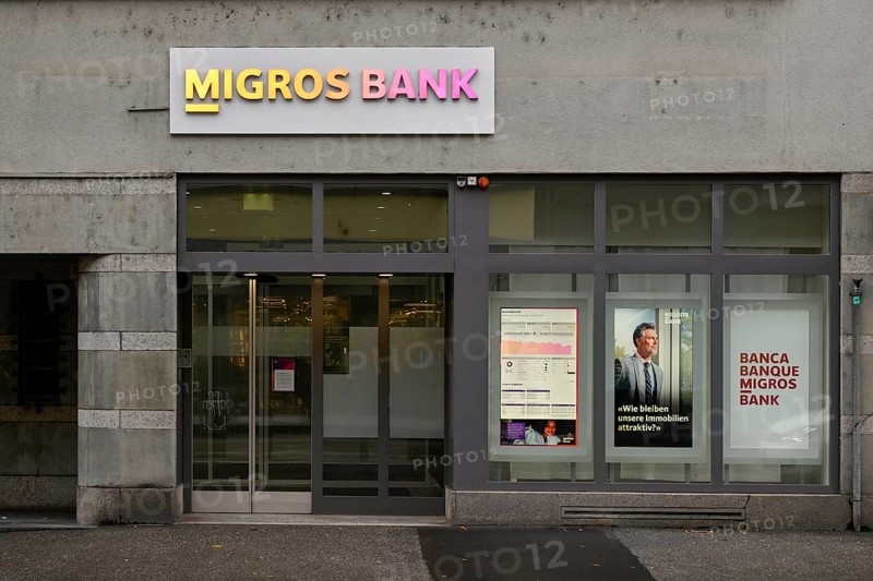 Entrance Migros Bank lettering