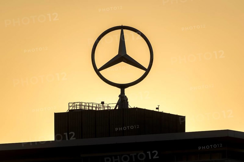 Merdedes star, Daimler, Mercedes-Benz, corporate headquarters, evening atmosphere, after sunset, Stuttgart-Untertürkheim, Baden-Württemberg, Germany, Europe