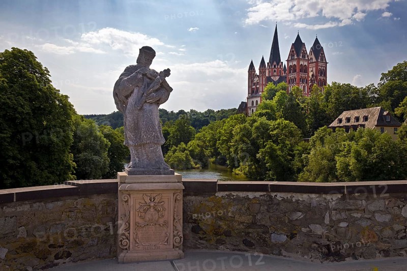 Statue of the bridge saint Nepomuk on the Old Lahn Bridge with Limburg Cathedral St. George, Limburg an der Lahn, Hesse, Germany, Europe
