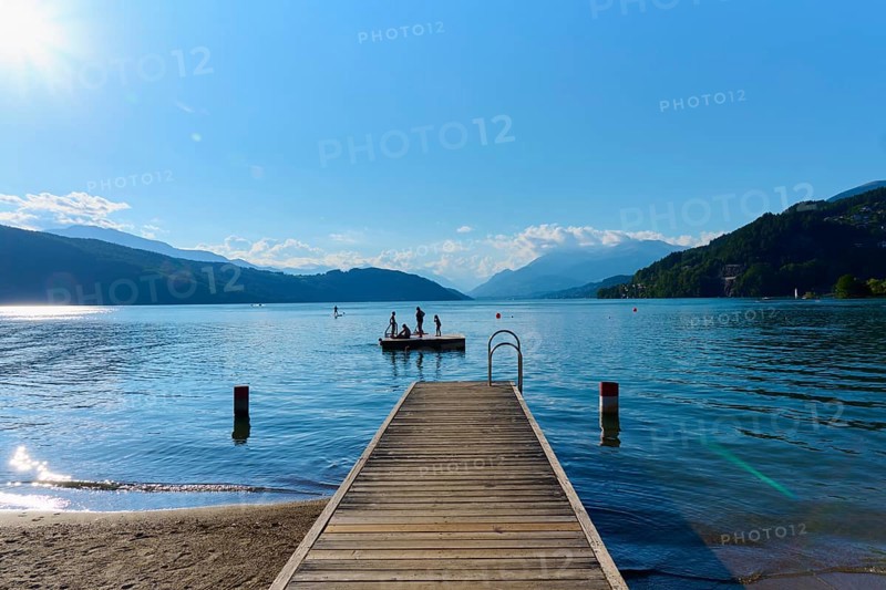 Lake shore, wooden jetty, bathing raft, bathers, sun, evening, summer, Lake Millstatt, Döbriach, Carinthia, Austria, Europe