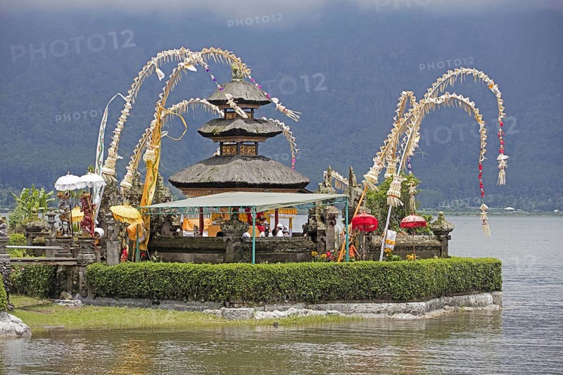 Pura Ulun Danu Beratan, Pura Bratan, Shaivite water temple on the shores of Lake Bratan near Bedugul, Bali, Indonesia, Asia