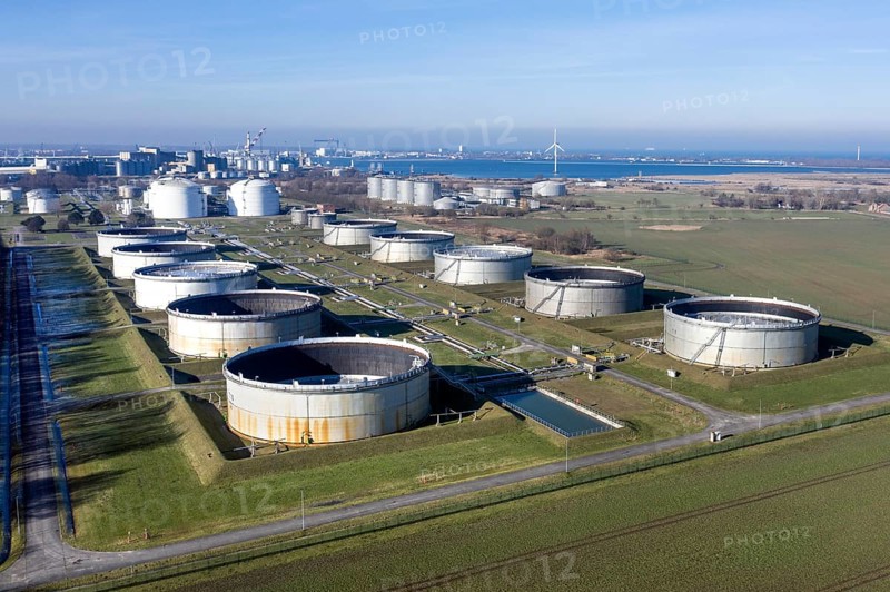 Tanks filled with crude oil at Ölhafen Rostock GmbH, EUROPORTS. The PCK refinery in Schwedt is supplied with crude oil from here via a pipeline, Rostock, 08/02/2023