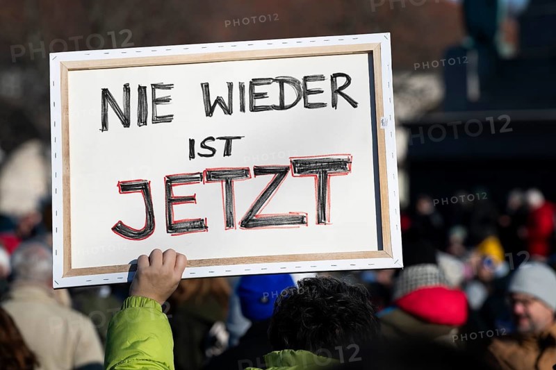 Pictures taken during the demonstration Haltung zeigen! against Nazi deportation plans of the AfD on the Schlossplatz in Stuttgart, 20.01.2024. A sign with the inscription Nie wieder ist jetzt