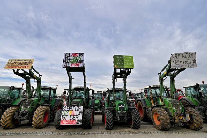 Farmers' protest, protest posters on tractors, tractors, Stuttgart, Baden-Württemberg, Germany, Europe