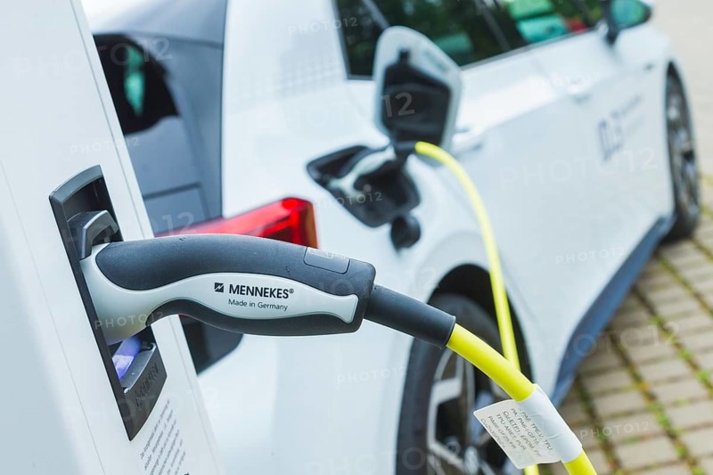 Volkswagen's Transparent Factory continues to expand its e-charging infrastructure. One of the largest charging parks in Saxony was opened in the customer and visitor car park. Golf ID3 at the new charging station