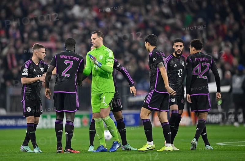 Goalkeeper Manuel Neuer FC Bayern Muenchen FCB (01) pushes teammate Joshua Kimmich FC Bayern München FCB (06) Dayot Upamecano FC Bayern München FCB (02) Noussair Mazraoui FC Bayern München FCB (40) Jamal Musiala FC Bayern München FCB (42) Min-jae Kim FC Bayern München FCB (03) Champions League, Allianz Arena, Munich, Bavaria, Germany, Europe