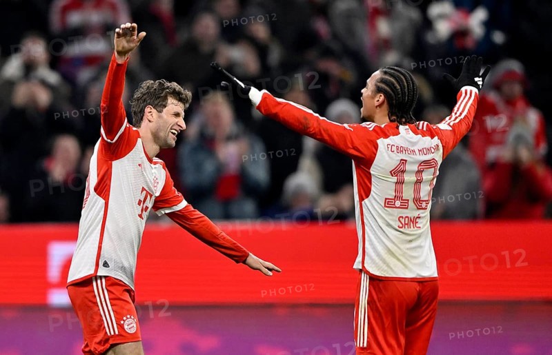 Goal celebration, cheering Thomas Müller FC Bayern München FCB (25) Leroy Sané FC Bayern München FCB (10), Allianz Arena, Munich, Bavaria, Germany, Europe