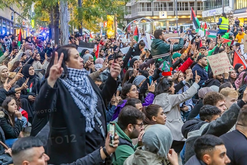 Rally of pro-Palestinian demonstrators. They demand an end to the oppression of the Palestinians and a stop to what they called genocide. Police were on the scene with a strong contingent, Stuttgart, Baden-Württemberg, Germany, Europe