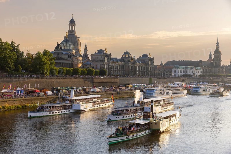 Caneletto the Dresden city festival, steamboat parade on the Elbe