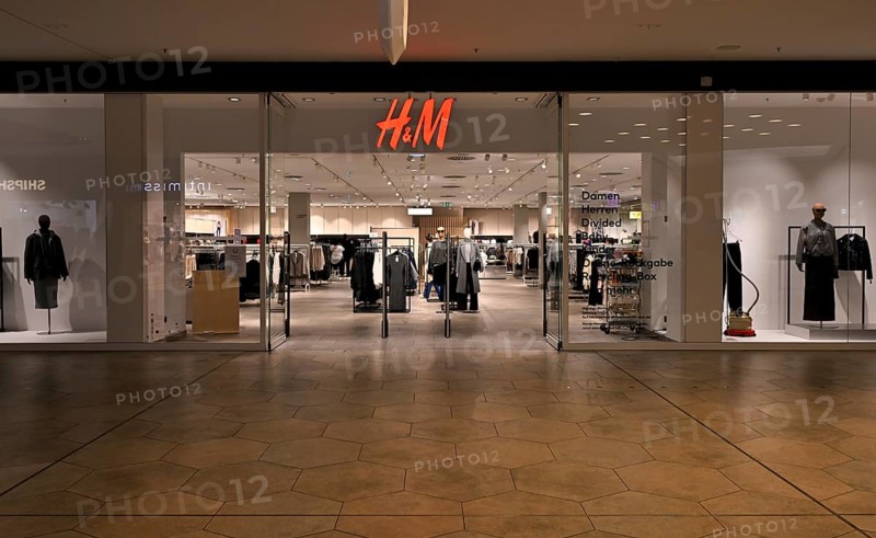 Interior shot H & M Hennes & Mauritz, Das Gerber, logo, shopping centre, shopping mall, Stuttgart, Baden-Württemberg, Germany, Europe