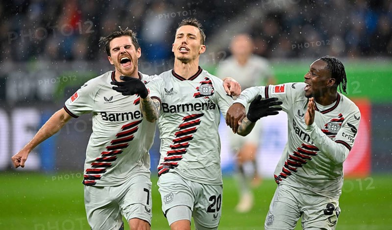 Goal celebration Alejandro Grimaldo Bayer 04 Leverkusen (20) with Jonas Hofmann Bayer 04 Leverkusen (07) Jeremie Frimpong Bayer 04 Leverkusen (30) Gesture, gesture, PreZero Arena, Sinsheim, Baden-Württemberg, Germany, Europe
