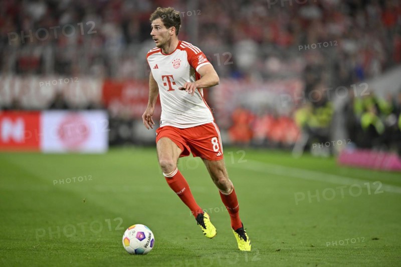 Leon Goretzka FC Bayern Munich FCB (08) Action on the ball, German Classico FC Bayern Munich FCB vs. Borussia Dortmund BVB, Allianz Arena, Munich, Bavaria, Germany, Europe