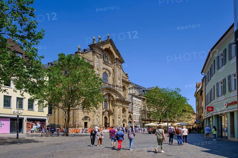 Green Market with St Martin's Catholic Church, Bamberg, Upper Franconia, Bavaria, Germany, Europe