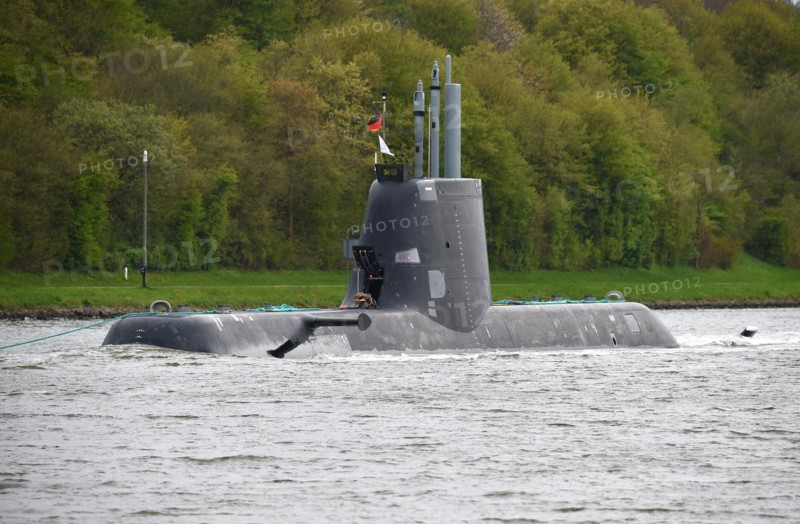 Warship, submarine, submarine TKMS Submarine 01 sailing in the Kiel Canal, Kiel Canal, Schleswig-Holstein, Germany, Europe