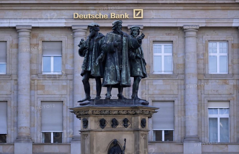 Statue, fountain, monument to Johannes Gutenberg, RoÃŸmarkt, behind it Deutsche Bank, lettering, logo, Frankfurt am Main, Hesse, Germany, Europe