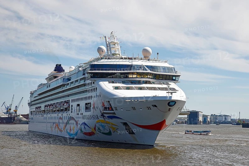 Cruise ship Norwegian Star of the shipping company Norwegian Cruise Line enters the port of Hamburg on the river Elbe, Hamburg. Germany