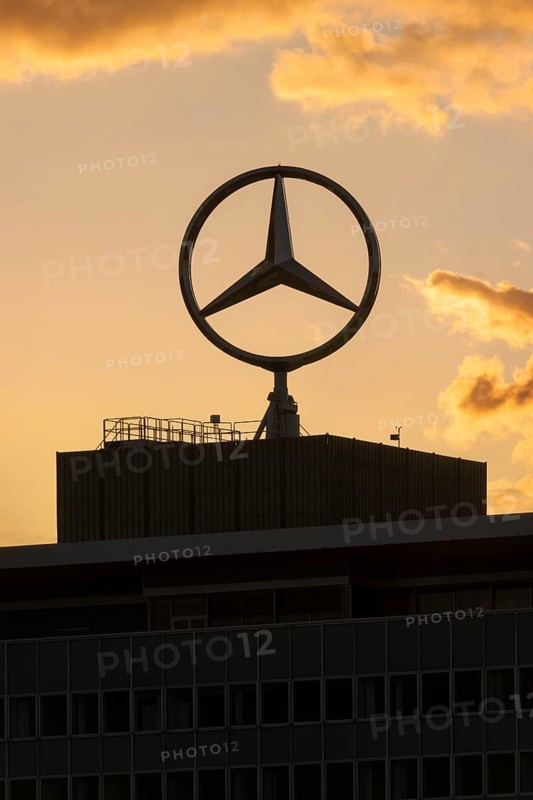 Merdedes star, Daimler, Mercedes-Benz, corporate headquarters, evening atmosphere, after sunset, clouds, Stuttgart-Untertürkheim, Baden-Württemberg, Germany, Europe